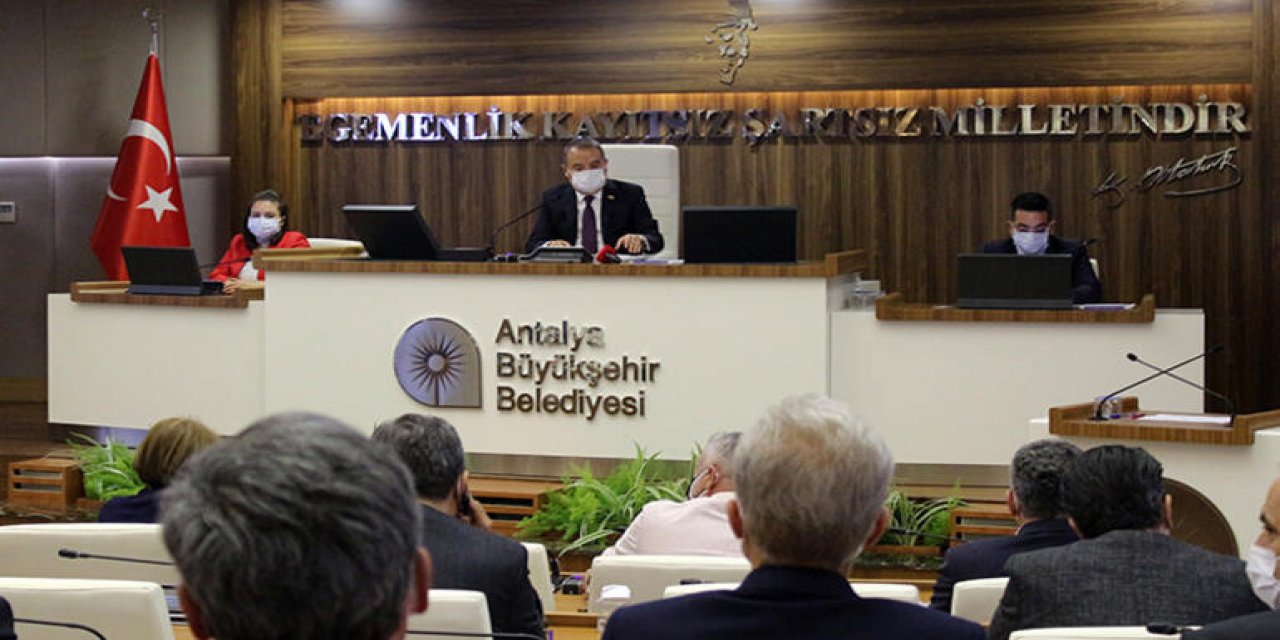 251 gün sonra ilk kez Meclis toplantısına katıldı! Muhittin Böcek: Ölüm döşeğinde haksızlığa uğradık!