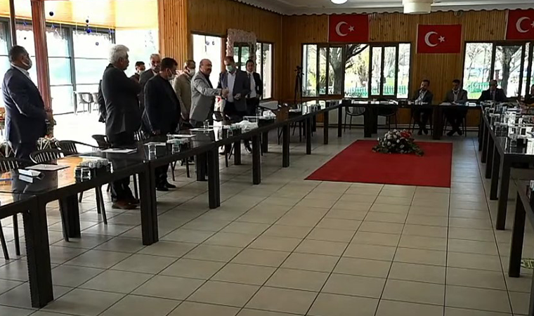 'İhale' kavgası çıktı! Tabaklar, bardaklar havada uçuştu... Cumhur İttifakı birbirine girdi!