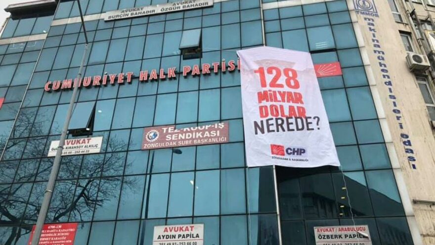 "128 milyar dolar nerede?" afişlerine topyekun savaş açtılar! Bu sefer de parti binasındaki afişi savcılık talimatıyla kaldırttılar