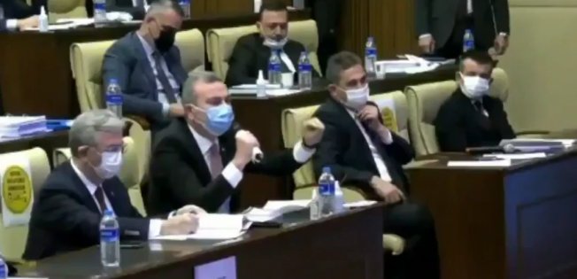 'Israrla tüm kurallar ile teamülleri çiğnedi' AKP'li üye Ankara Büyükşehir Belediyesi Meclisi'ni karıştırdı! CHP ve İYİ Parti grupları Meclis'i terk etti