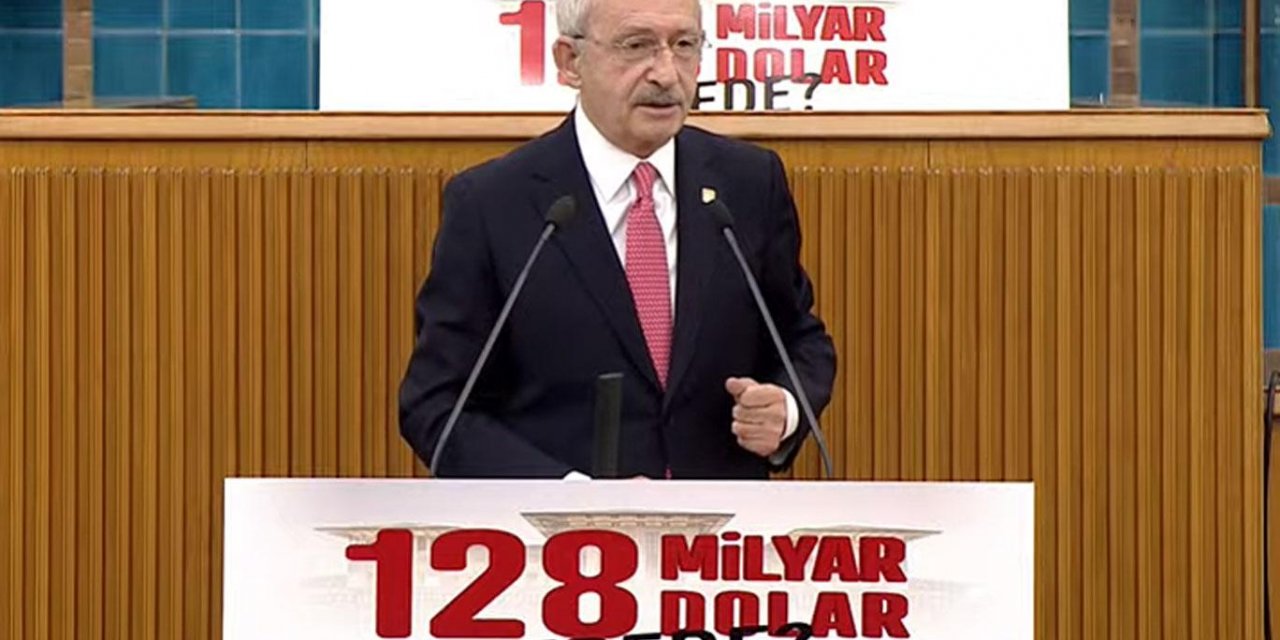 Afişler yasaklanmıştı...  CHP lideri o pankartı kürsüye taşıdı ve... Erdoğan'a zehir zemberek sözler! Namusunla git bari kardeşim!
