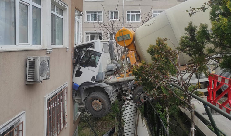 Beşiktaş'ta feci kaza! Beton mikseri 6 katlı binaya çarptı