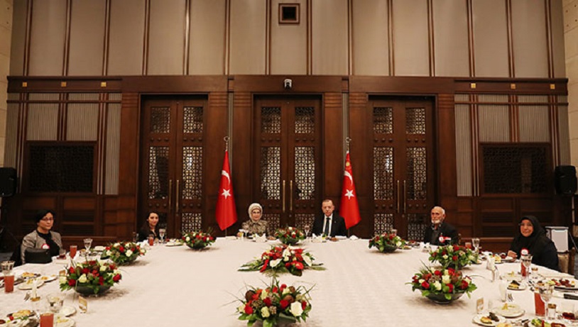 Toplu iftarlar yasaklanmıştı... Erdoğan ilk toplu iftarını şehit aileleriyle yaptı!
