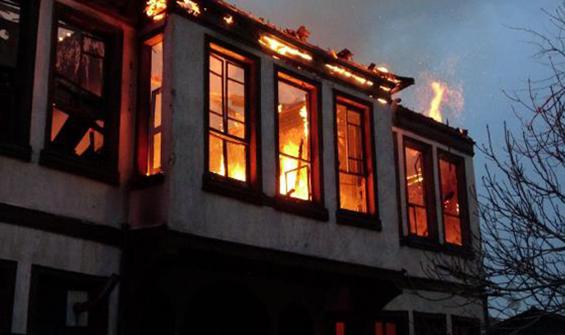 Bursa'da 120 yıllık tarihi bina yangında çöktü! Çok sayıda sokak kedisi yandı