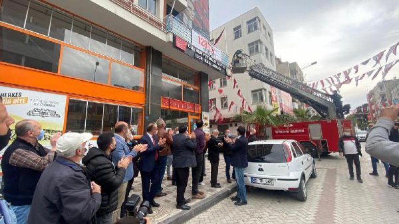 Polis '128 milyar dolar nerede?' afişini söktü: Halk tarafından alkışlarla protesto edildi