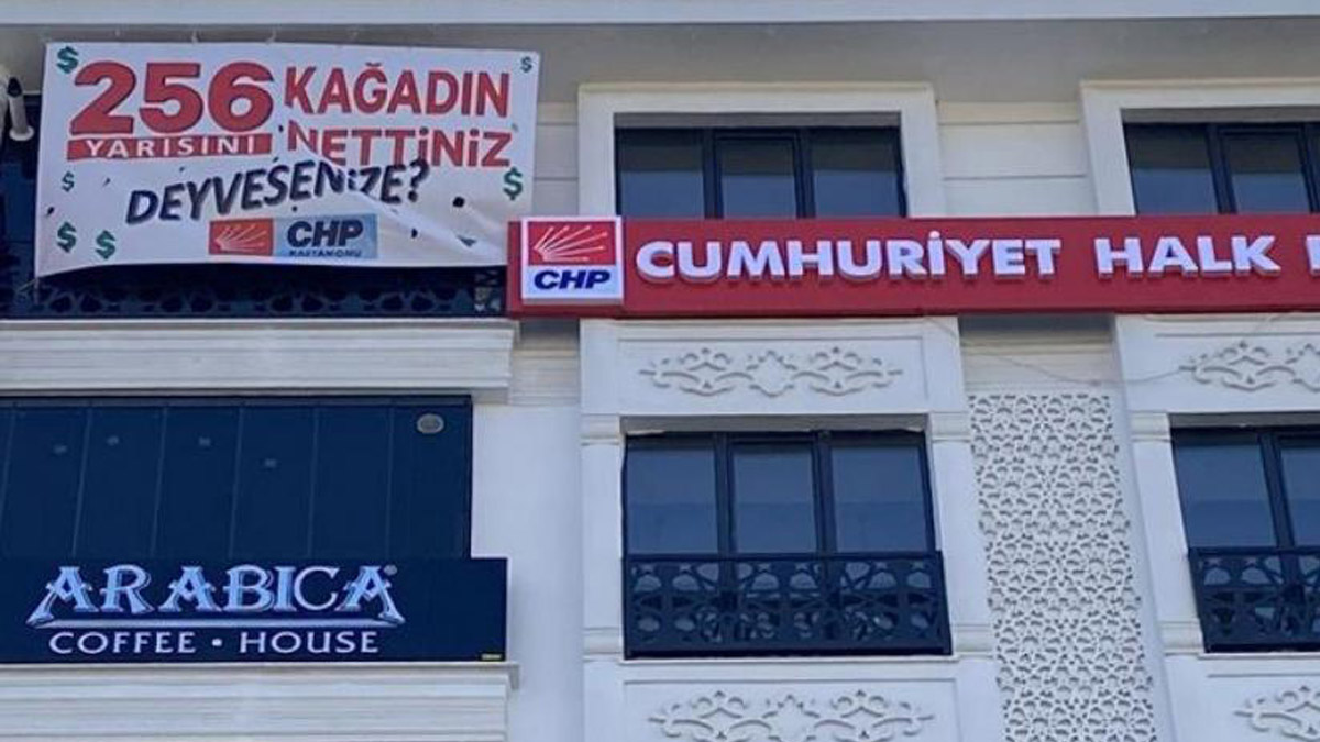Kastamonu'da asılan '256 kağadın yarısını nittiniz?' afişi de iktidarı rahatsız etti! İtfaiye araçları CHP binasına yetişemeyince afişleri sökmek için yeni araç istendi!