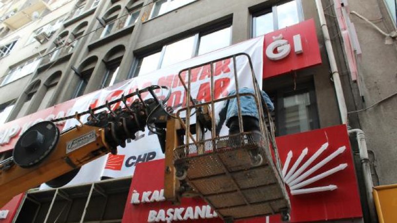 Kocaeli'ndeki '128 milyar nerede?' pankartı da polis zoruyla indirildi