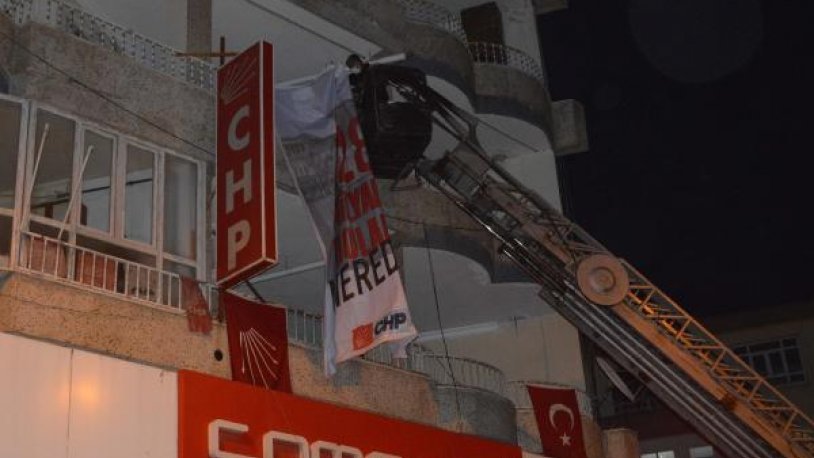 Adıyaman'da '128 milyar dolar nerede?' pankartını itfaiye ekipleri indirdi