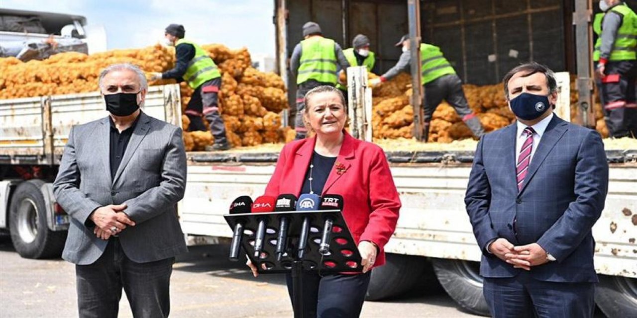 Önde sıra sıra mikrofonlar, arkada çuval çuval patatesler... “Patates utandı, soğan utandı bunlar utanmadı” Şova dönüştürülen dağıtımına tepki dinmiyor!