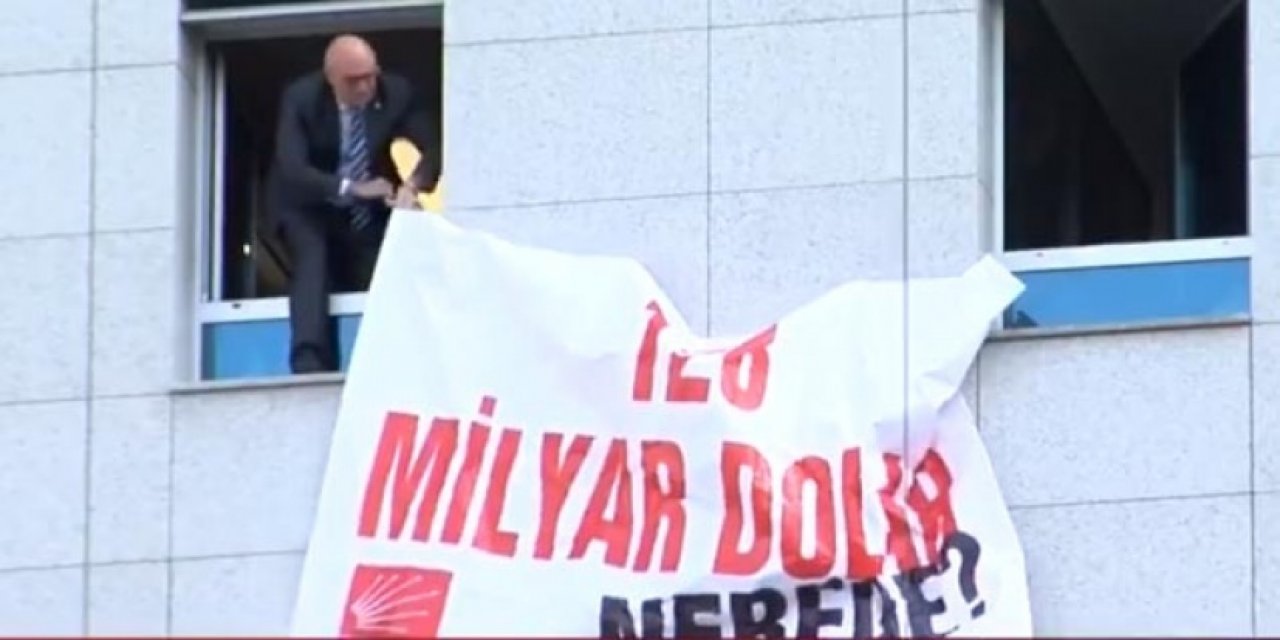 Meclis binasına asılan "128 milyar dolar nerede?" afişi sökülmek istenmişti... CHP'li Mahmut Tanal ""Size pankartı indirme zevkini tattırmayacağım" dedi ve eylemine hangi şartta son vereceğini a