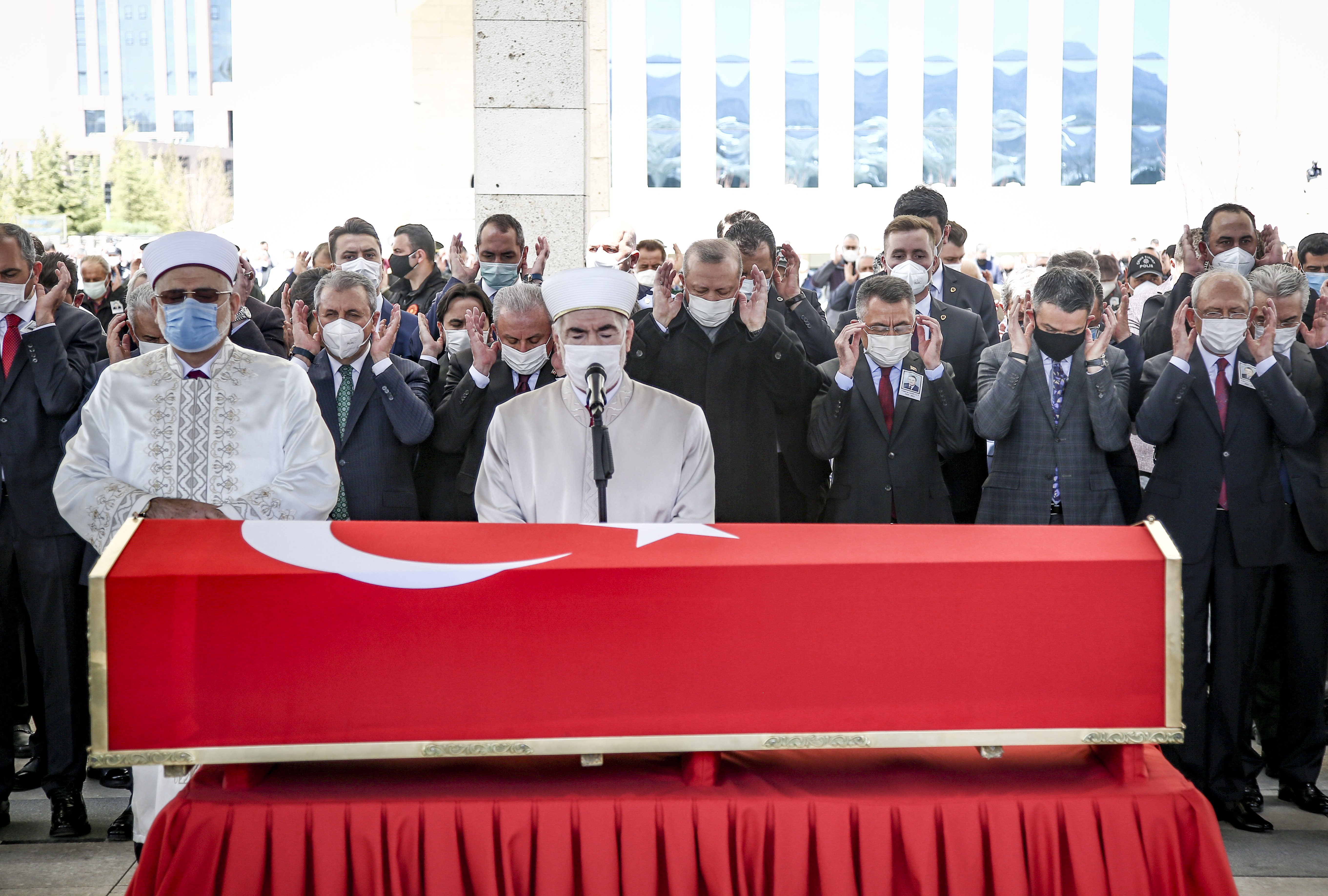 Eski Başbakan Yıldırım Akbulut son yolculuğuna uğurlanıyor! Tayyip Erdoğan Akbulut'u bu sözlerle uğurladı...