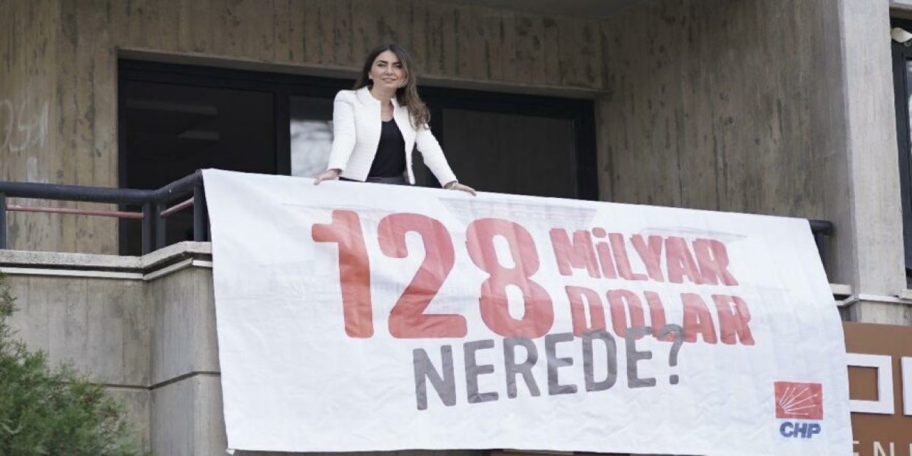 Bir kez daha engellemek istediler ama... Ofisinin balkonuna "128 milyar dolar nerede?" afişi asan avukat polisleri bakın nasıl geri gönderdi?