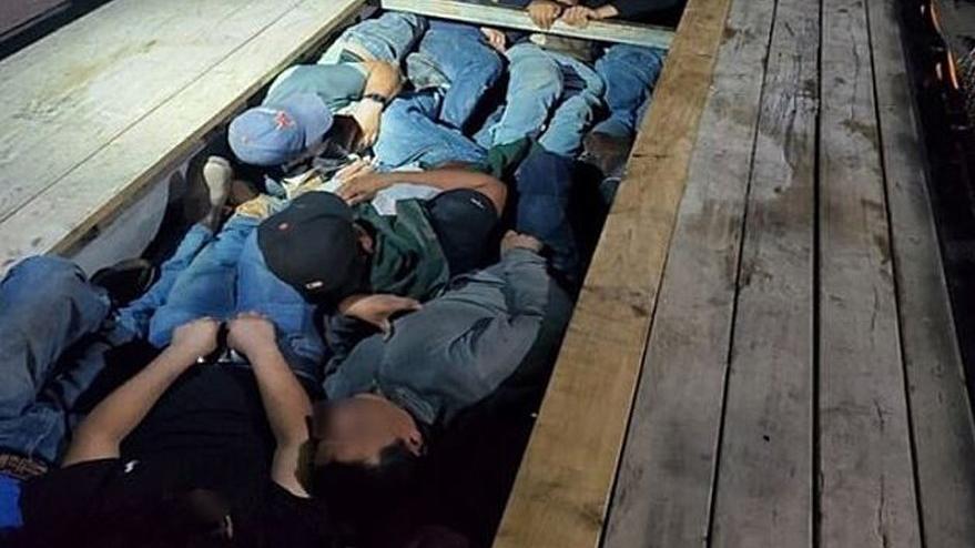 Bu kadar da olmaz dedirten görüntüler! TIR’ın gizli bölmesinden 20 göçmen çıktı