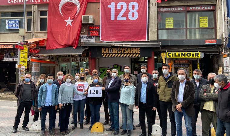 3'üncü kez astılar! CHP Kadıköy'den ''128 milyar dolar nerede” pankartı