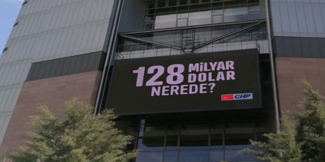 İktidar afişleri söküyor, CHP tüm engellemelere rağmen sormaya devam ediyor... Genel Merkeze "Dijital" pankart!