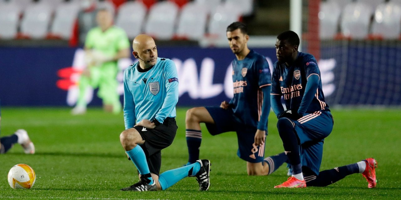 Çakır dahil herkes diz çöktü! Alexandre Lacazette'ten Slavia Prag futbolcularına tepki!