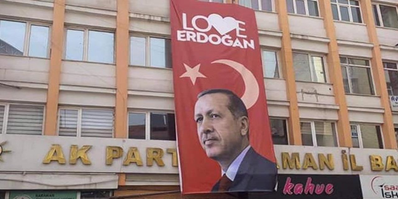 Afiş misillemesi... CHP şikayet etti "Love Erdoğan" afişi indirildi!