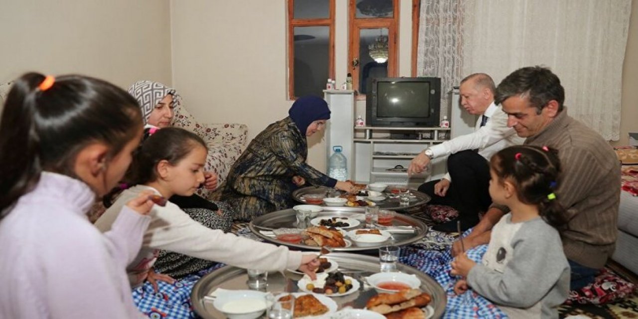 O ayrıntıya dikkat çekti ve... Deniz Zeyrek'ten "Erdoğan'ın yer sofrasındaki iftar yemeğine" tepki! "Çat kapı mı dediniz?"
