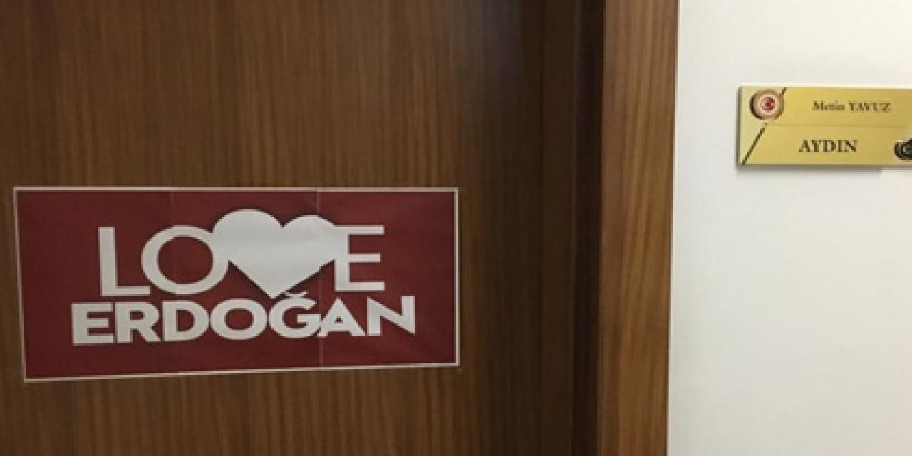 CHP'ye yasak AKP'ye serbest! Kapılara yapıştırdılar... "128 milyar dolar nerede?" afişlerini yasaklayan AKP'den Meclis'te "Love Erdoğan" afişi!