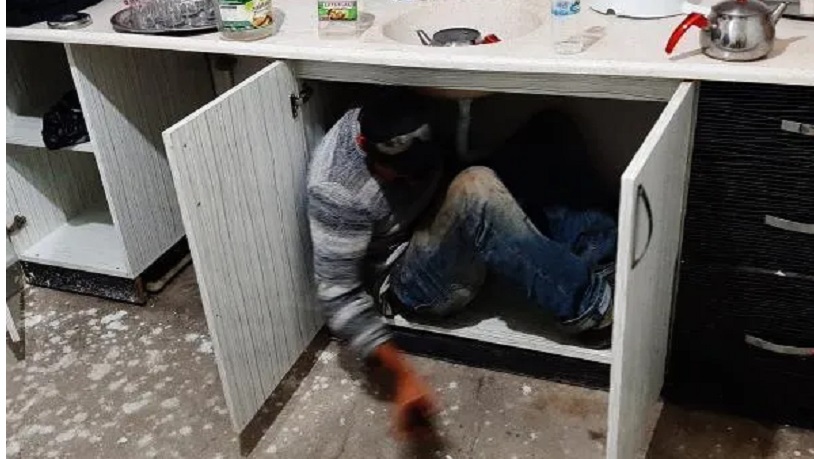 Suçüstü yakalandı... Baskından kaçmaya çalışan şahıs mutfak dolabından çıktı