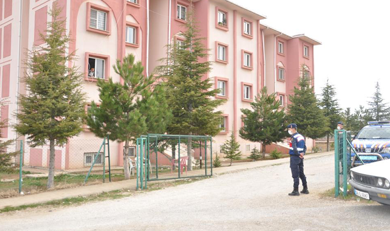 Birlikte mantı yaptılar; tüm apartman karantinaya alındı