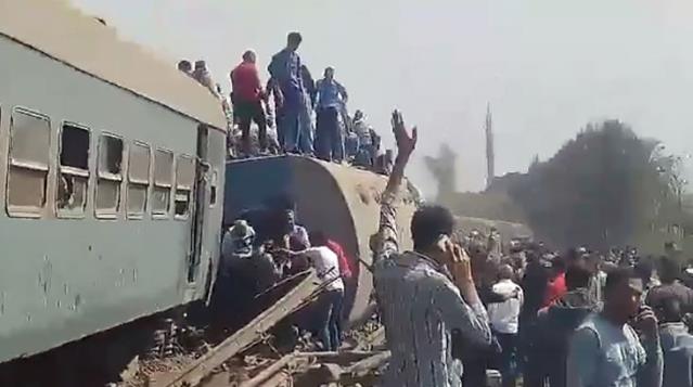 Mısır'da facia! Tren raydan çıktı... Yüzlerce insan yaralandı!