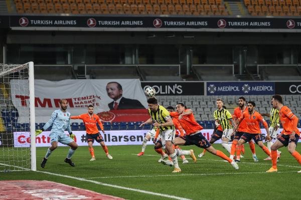 Başakşehir kritik maçtan mağlup ayrıldı! Fenerbahçe zirve takibinde ısrarcı