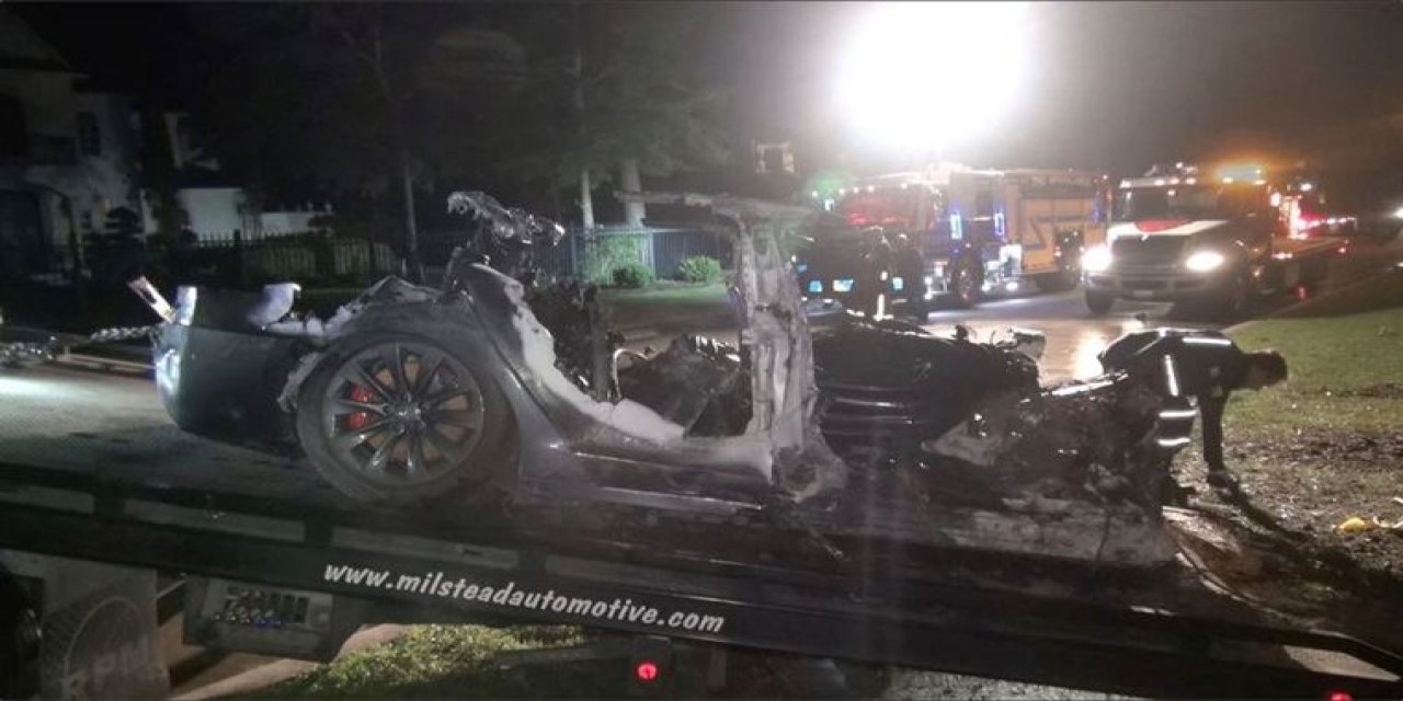 Sürücüsüz Tesla kaza yaptı, iki kişi yanarak hayatını kaybetti!