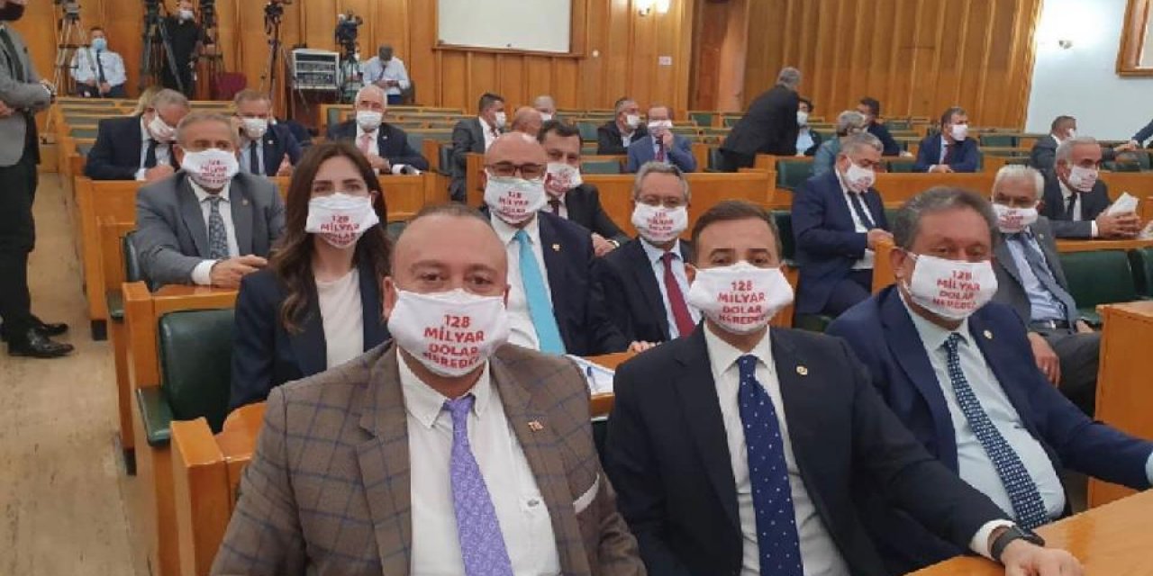 Grup toplantısına böyle katıldılar! CHP'den "128 milyar dolar nerede?" maskesi!