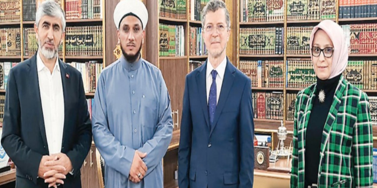 Devlet protokolünün önünde el pençe divan durduğu görüntüler tepki çekmişti... Cübbeli Ahmet'ten çok konuşulacak "Şeyh Hüseyni" açıklaması! "Sahte nikahla kadınları kandırıyor"