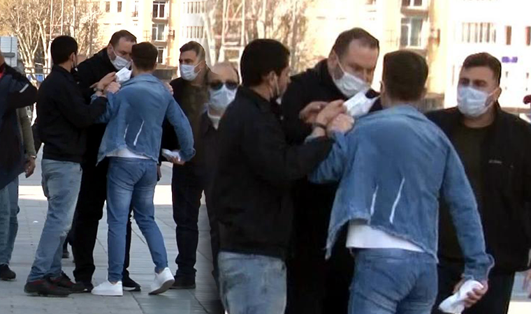 Taksim'de zabıtadan seyyar satıcıya tokat