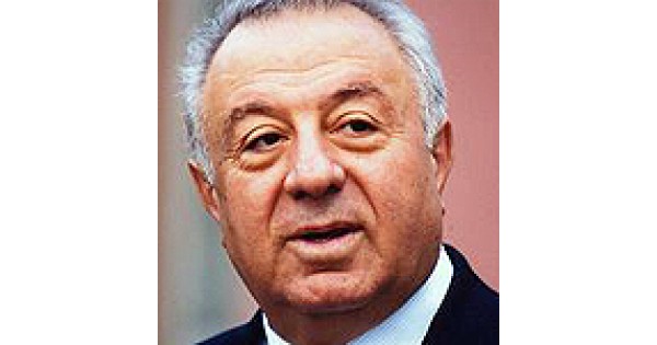 Azerbaycanlı milletvekili yayında asistanını taciz etti