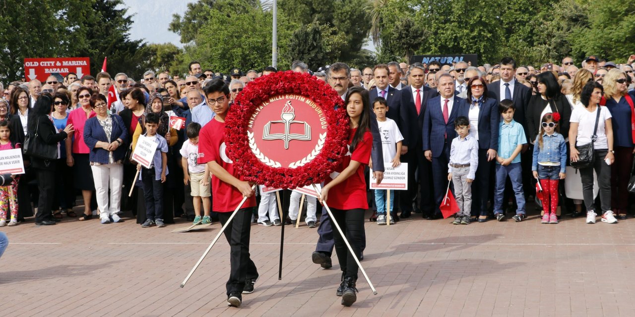 İçişleri Bakanlığı “Serbest” dedi ama... İki valiliğe göre virüs camide bulaşmaz ama çelenk bırakırken bulaşabilirmiş!