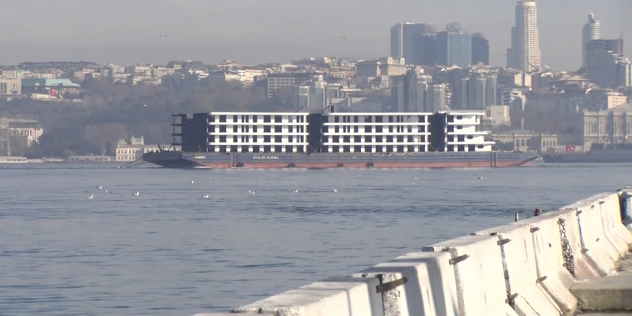 İstanbul Boğazı'ndan "apartman" geçti!
