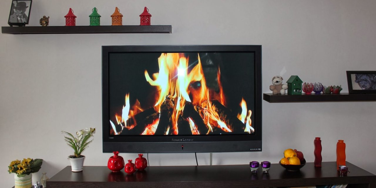 Televizyondaki şömine görüntüsünü "yangın" zannedince ortalık karıştı!
