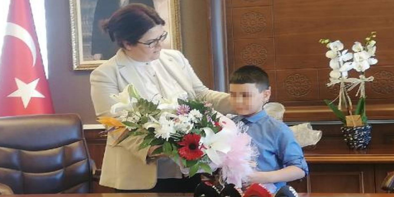 Kanunu ihlal etti... Küçük çocuğun kimliğini deşifre etti... Yeni Bakan kamera karşısına geçtiği ilk etkinlikte çuvalladı! Derya Yanık'ın 23 Nisan'daki çocuk konuğuna söyledikleri tepki çekti!