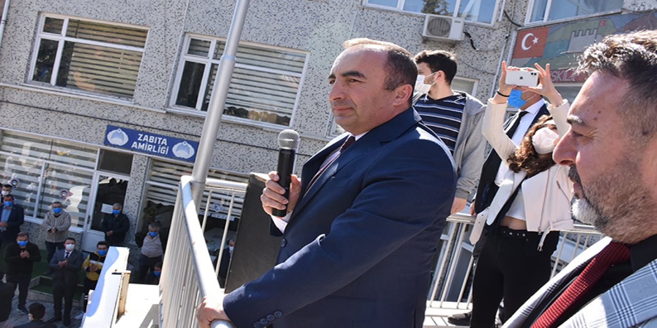 Yolsuzlukla suçlanan MHP'li başkandan balkon konuşması! "İstifa isteyenler avcunu yalasın"