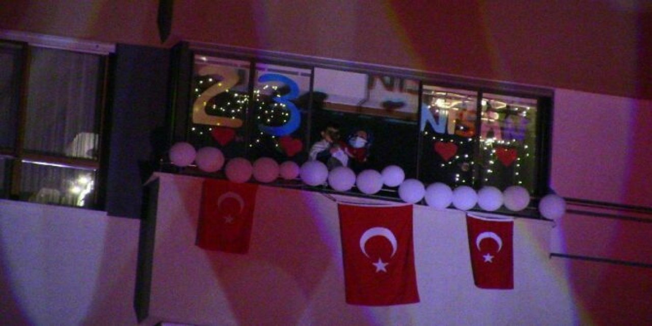 "İstiklal Marşı'ndan kim niçin rahatsızlık duyar?" Balkonlarından 23 Nisan’ı kutlamak isteyen vatandaşlara polis engeli!
