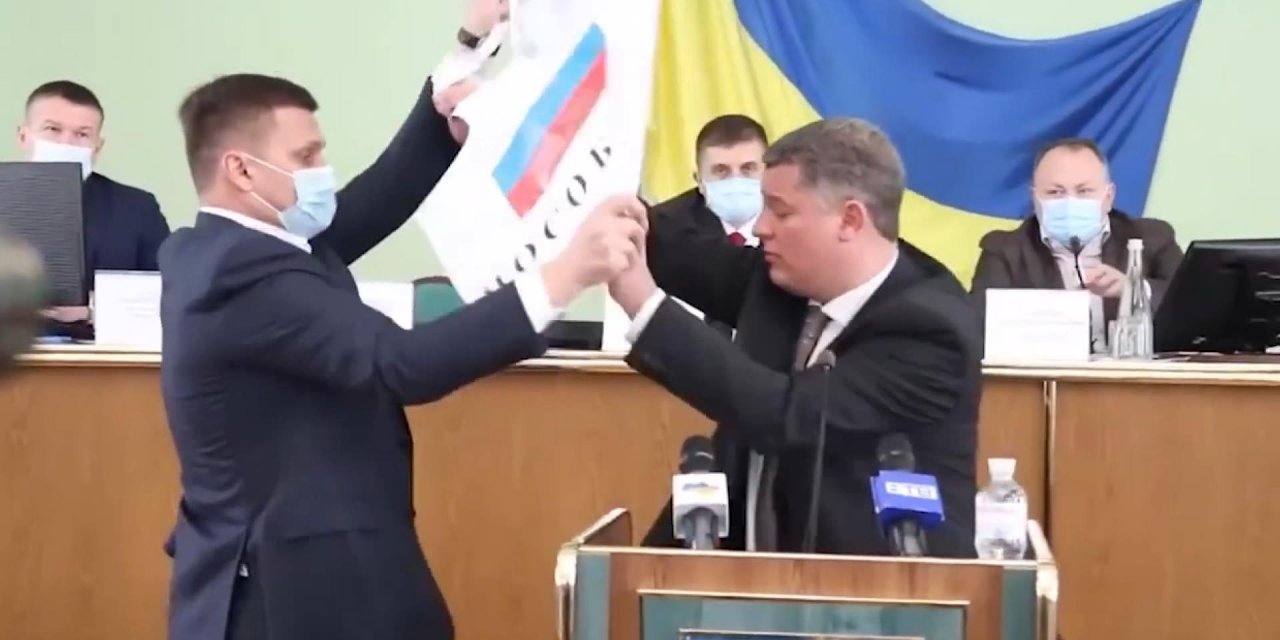 Birden boynuna sarıldı... Kameralar önünde arbede! Rus bayrağı kriz yarattı!