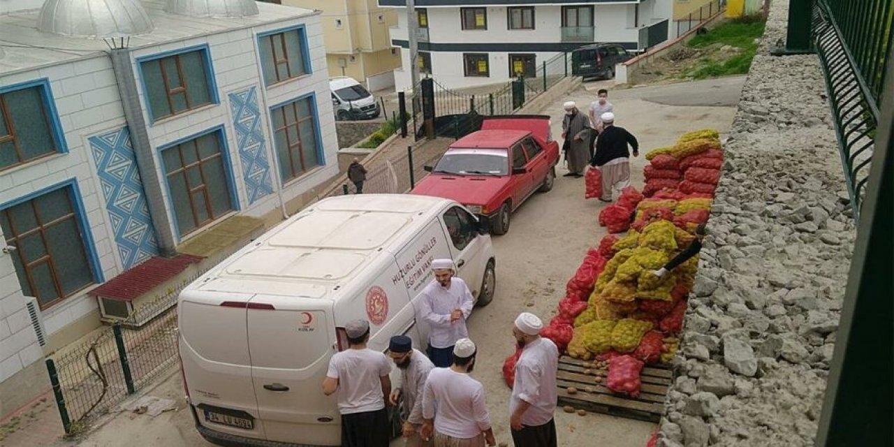Belediyenin yapması gerekiyor ama... AKP’li belediyeye teslim edilen patates soğanları, tarikatçı vakıf dağıttı!