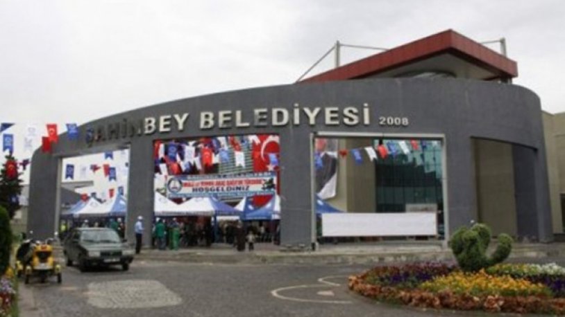 AKP’li belediye iktidara yakın isimlere binlerce liralık kitap ihalesi vermiş!
