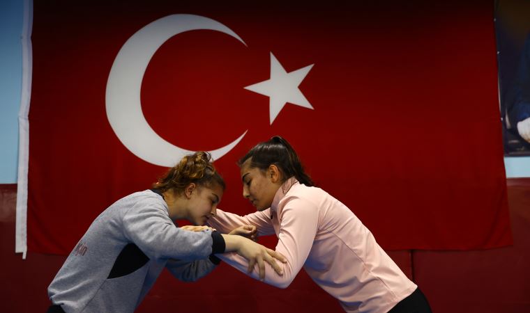 'Kızlar güreş yapamaz dediler...' Rakiplerini yenerek yine şampiyon oldu!