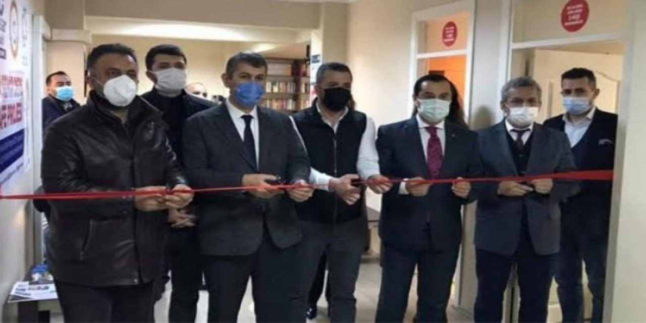 Resmi tören gibi... Ensar Vakfı'nın açılış kurdelesini MEB bürokratı kesti!