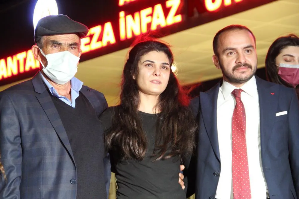 Melek İpek 108 gün sonra cezaevinden çıktı! 'Kızlarıma sarılıp uyuyacağım'