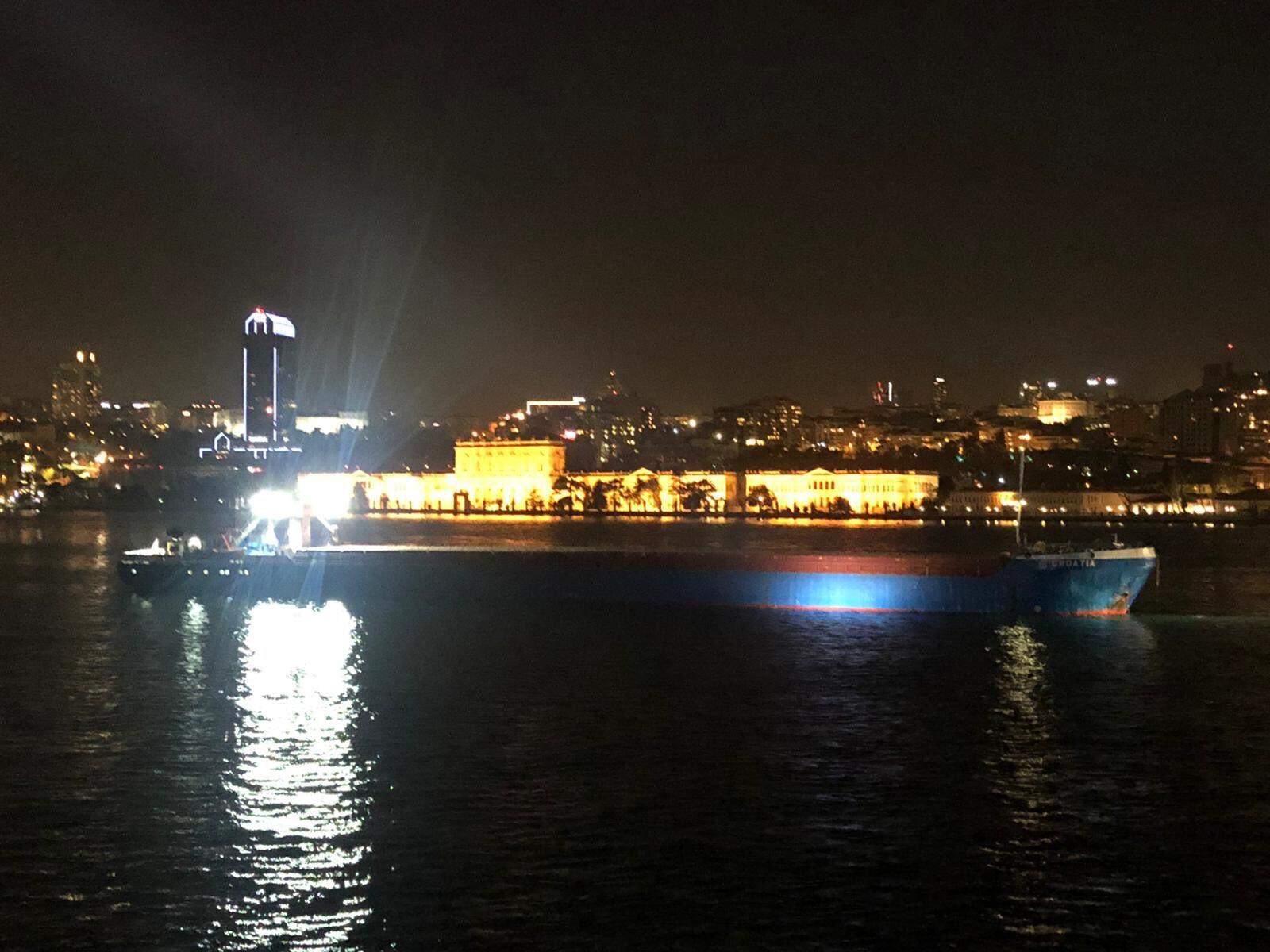 Dolmabahçe Sarayı önünde kadar geldi! İstanbul Boğazı'nda gemi arızası