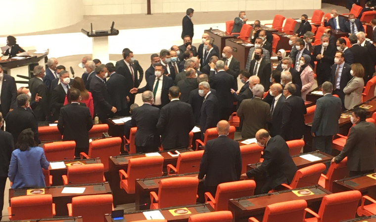 CHP'li Özkoç Erdoğan'ı eleştirdi;  AKP'liler yerinde oturamadı!