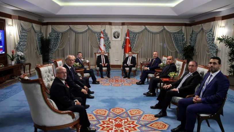 Fuat Oktay'ın Ersin Tatar'ı ağırladığı iftarda dikkat çeken detay! Atatürk portresi yerine bakın kimin portresi asıldı