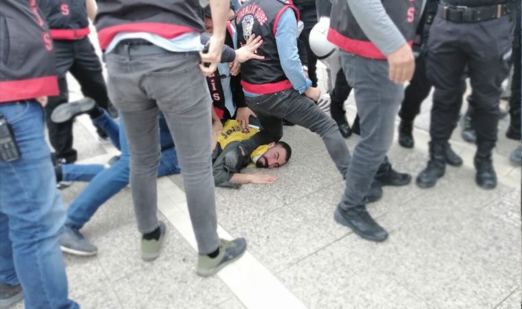 George Floyd'u hatırlatan müdahale! Polis, 1 Mayıs açıklamasına katılmak isteyen yurttaşın boğazına diziyle bastı