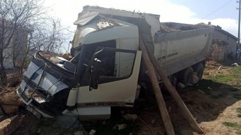 Afyonkarahisar'da kum yüklü kamyon devrildi!