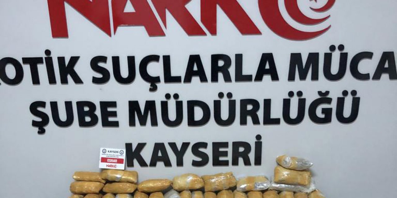 Kayseri'de durdurulan otomobilin 'yakıt tankı'nda 10 kilo 'esrar' ele geçirildi